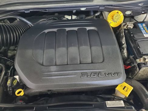 Used 2019 Dodge Grand Caravan SE w/ UConnect Hands-Free Group FWD image 4