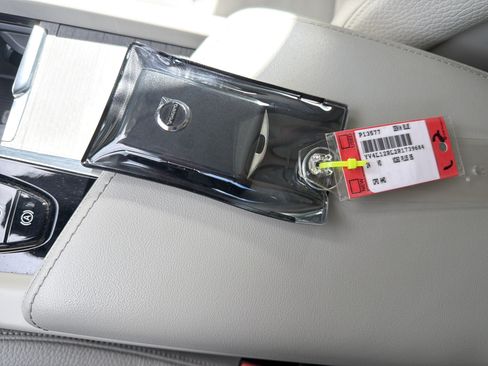 Certified 2024 Volvo XC60 B5 Plus AWD/4WD image 38