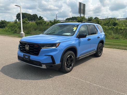 Used 2025 Honda Pilot TrailSport image 7