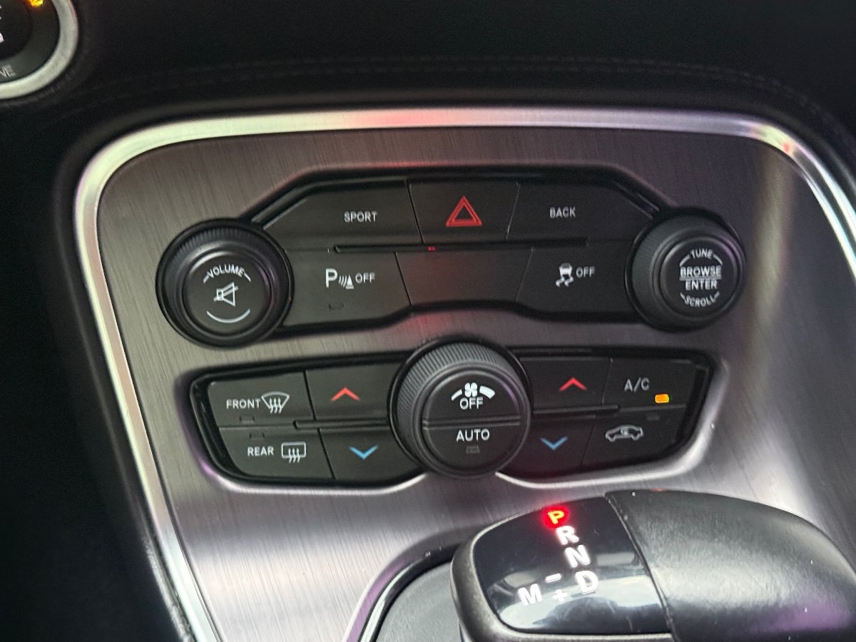 Used 2015 Dodge Challenger SXT w/ Driver Convenience Group RWD image 27