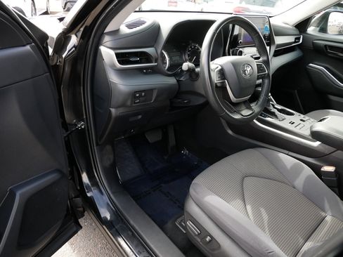 Certified 2024 Toyota Highlander LE image 2