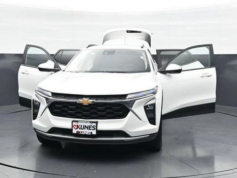 Used 2025 Chevrolet Trax LT FWD image 46