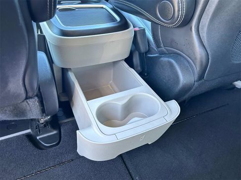 Used 2024 Chrysler Pacifica Touring-L image 16