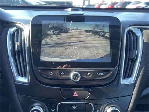 Used 2018 Chevrolet Malibu LT image 25