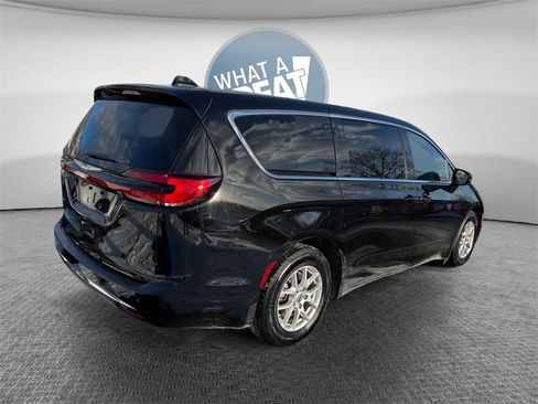 Used 2025 Chrysler Pacifica Select image 3