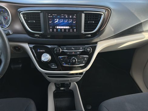 Used 2018 Chrysler Pacifica Touring Plus w/ Tire & Wheel Group FWD image 12