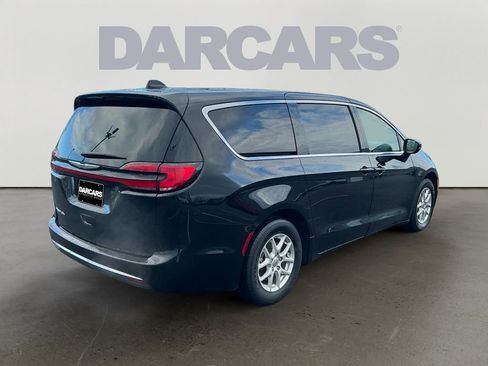 Used 2024 Chrysler Pacifica Touring-L FWD image 7