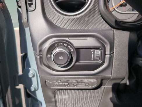 Used 2025 Jeep Wrangler Unlimited Rubicon AWD/4WD image 14