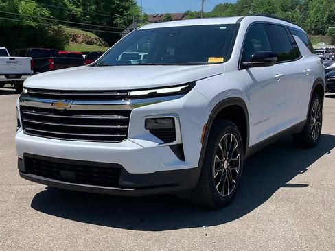 Used 2025 Chevrolet Traverse LT w/ Sun and Wheel Package FWD image 8
