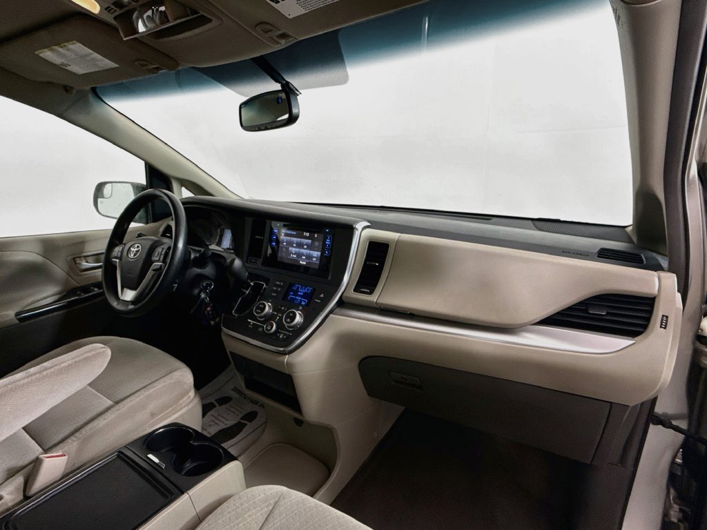 Used 2017 Toyota Sienna LE FWD image 28