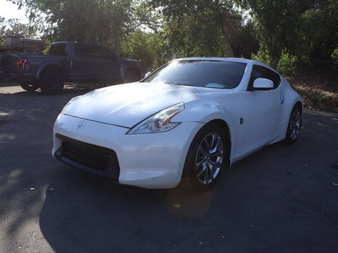 Used 2014 Nissan 370Z Coupe RWD image 3
