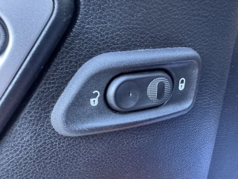 Used 2015 Jeep Wrangler Unlimited Rubicon w/ Connectivity Group image 10