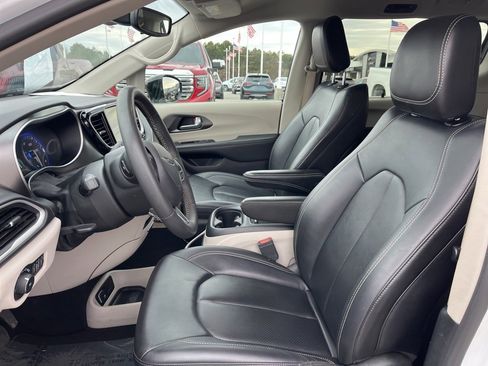 Used 2024 Chrysler Pacifica Touring-L image 13