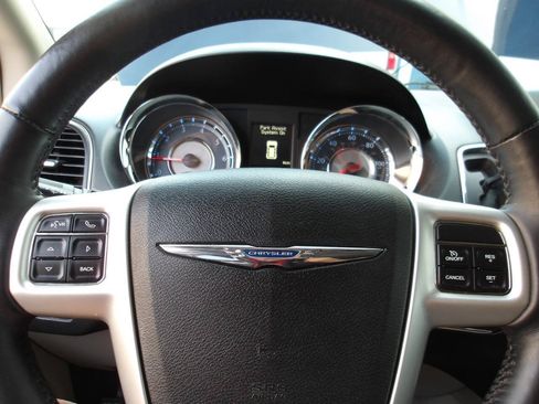 Used 2014 Chrysler Town & Country Touring-L w/ Driver Convenience Group FWD image 16