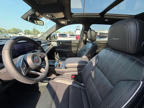 Used 2025 Buick Enclave Avenir AWD/4WD image 4