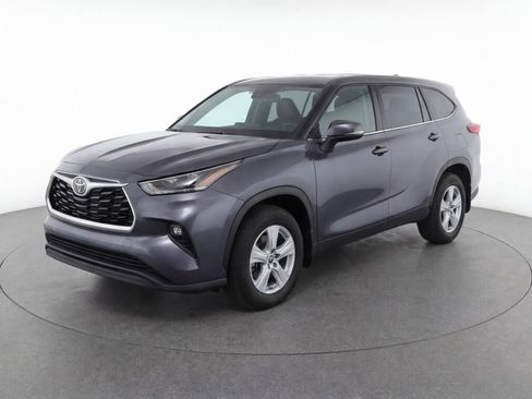 Used 2023 Toyota Highlander LE AWD/4WD image 3