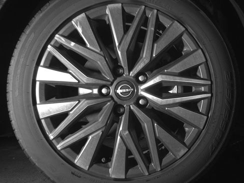 Used 2025 Nissan Altima 2.5 SV FWD image 12