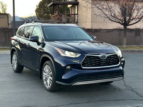 Used 2023 Toyota Highlander Platinum image 7