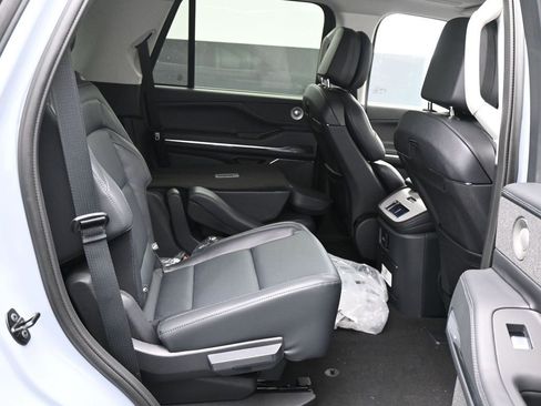 New 2025 Lincoln Navigator Reserve AWD/4WD image 13
