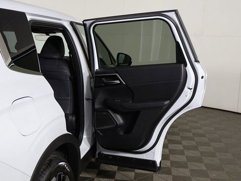 New 2025 Mitsubishi Outlander SE image 25