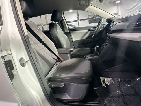 Used 2023 Volkswagen Taos SE image 34