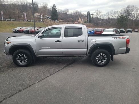 Used 2017 Toyota Tacoma TRD Off-Road image 2