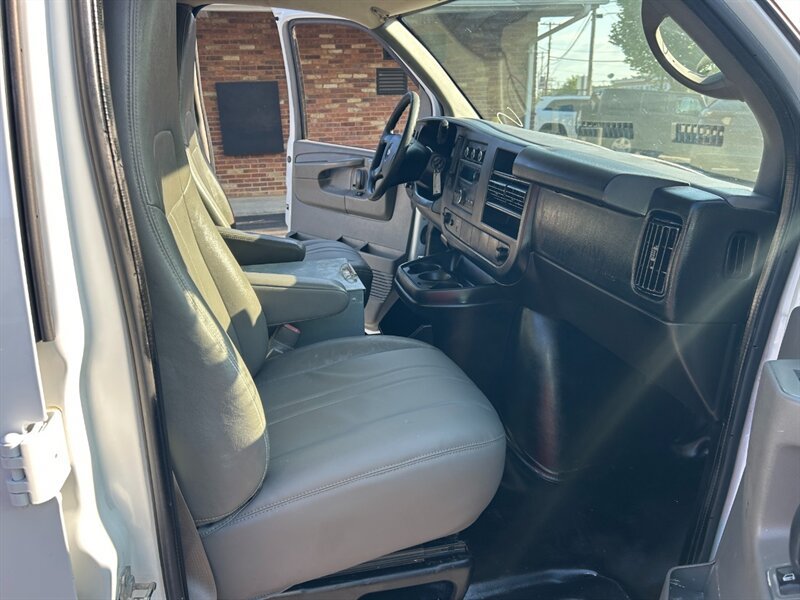Used 2014 Chevrolet Express 2500 RWD image 12