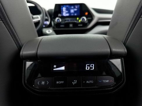 Used 2023 Toyota Highlander XLE FWD image 33