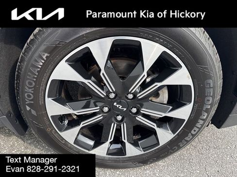 Used 2023 Kia Carnival EX image 9