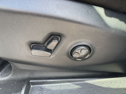 Used 2025 Chrysler Pacifica Limited FWD image 11