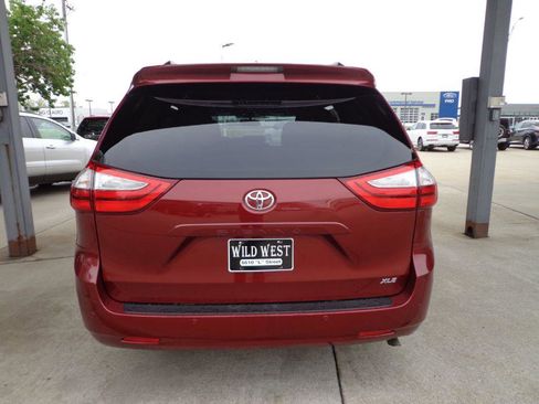 Used 2015 Toyota Sienna XLE w/ XLE Navigation Package FWD image 5