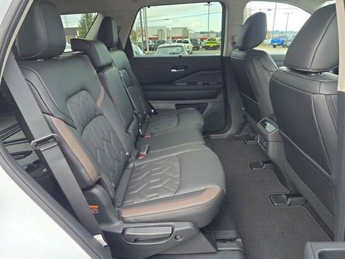 New 2026 Nissan Pathfinder Platinum image 12