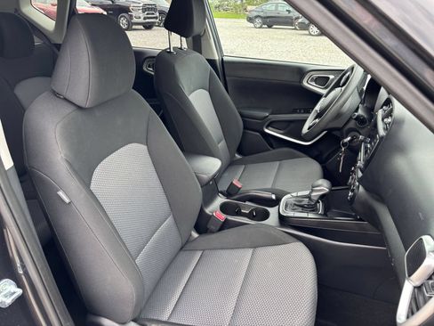 Used 2025 Kia Soul LX w/ LX Technology Package FWD image 35