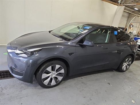 Used 2023 Tesla Model Y AWD image 5