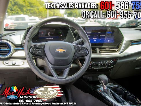 Used 2025 Chevrolet Trax LT FWD image 7