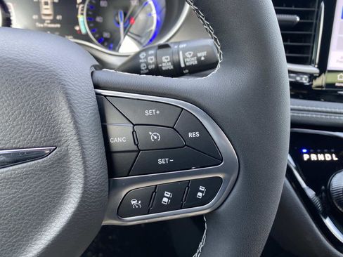 New 2026 Chrysler Pacifica Select image 13