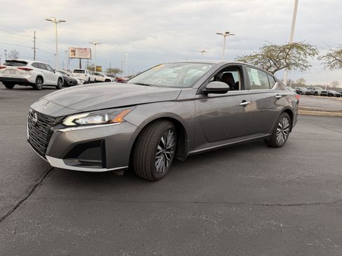 Used 2024 Nissan Altima 2.5 SV w/ SV Premium Package image 4