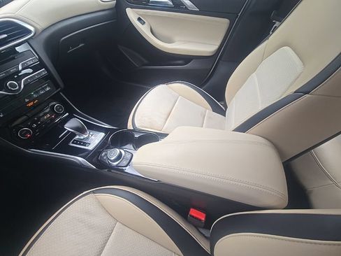 Used 2019 INFINITI QX30 w/ Navigation Package FWD image 24
