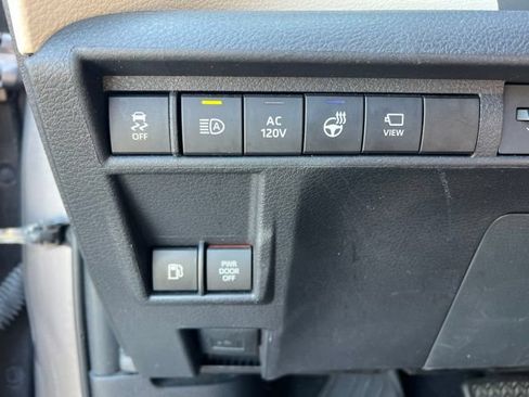 Used 2022 Toyota Sienna Platinum AWD/4WD image 10