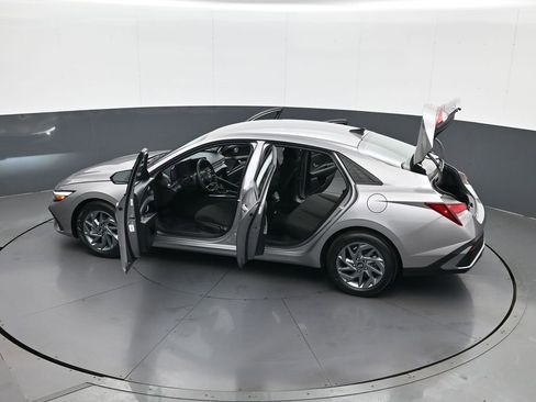 Certified 2024 Hyundai Elantra SEL image 29