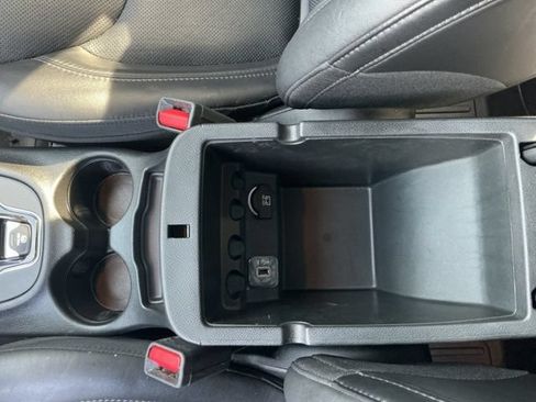 Used 2019 Jeep Cherokee Limited FWD image 19