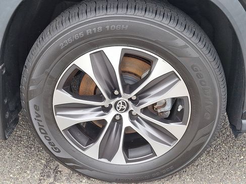 Certified 2022 Toyota Highlander XLE image 9