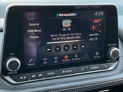 Used 2025 Nissan Rogue SV image 25