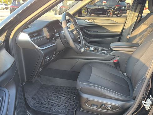 Used 2024 Jeep Grand Cherokee Laredo AWD/4WD image 10