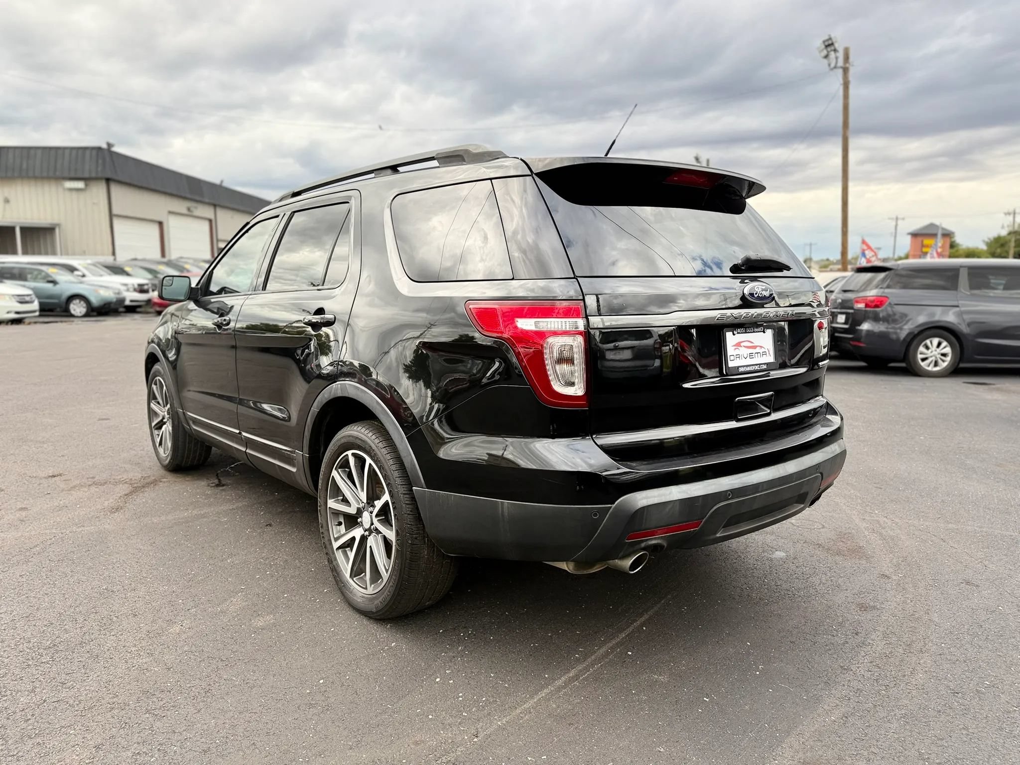 Used 2015 Ford Explorer XLT w/ Equipment Group 202B FWD image 9