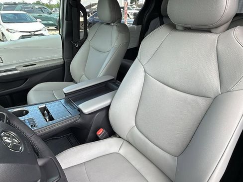 New 2026 Toyota Sienna XLE FWD image 14