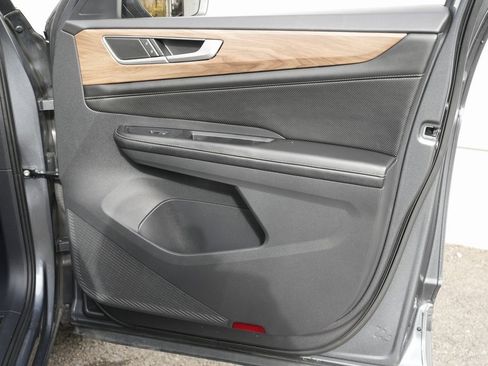 Used 2024 Volkswagen Atlas SE image 35