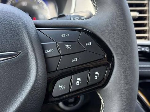 Used 2025 Chrysler Pacifica Limited FWD image 26