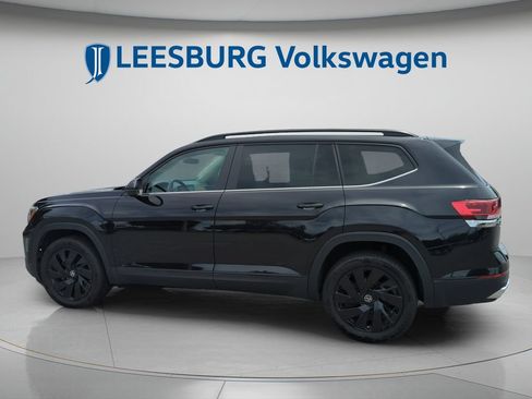 Certified 2025 Volkswagen Atlas SE w/ Black Wheel Package AWD/4WD image 10