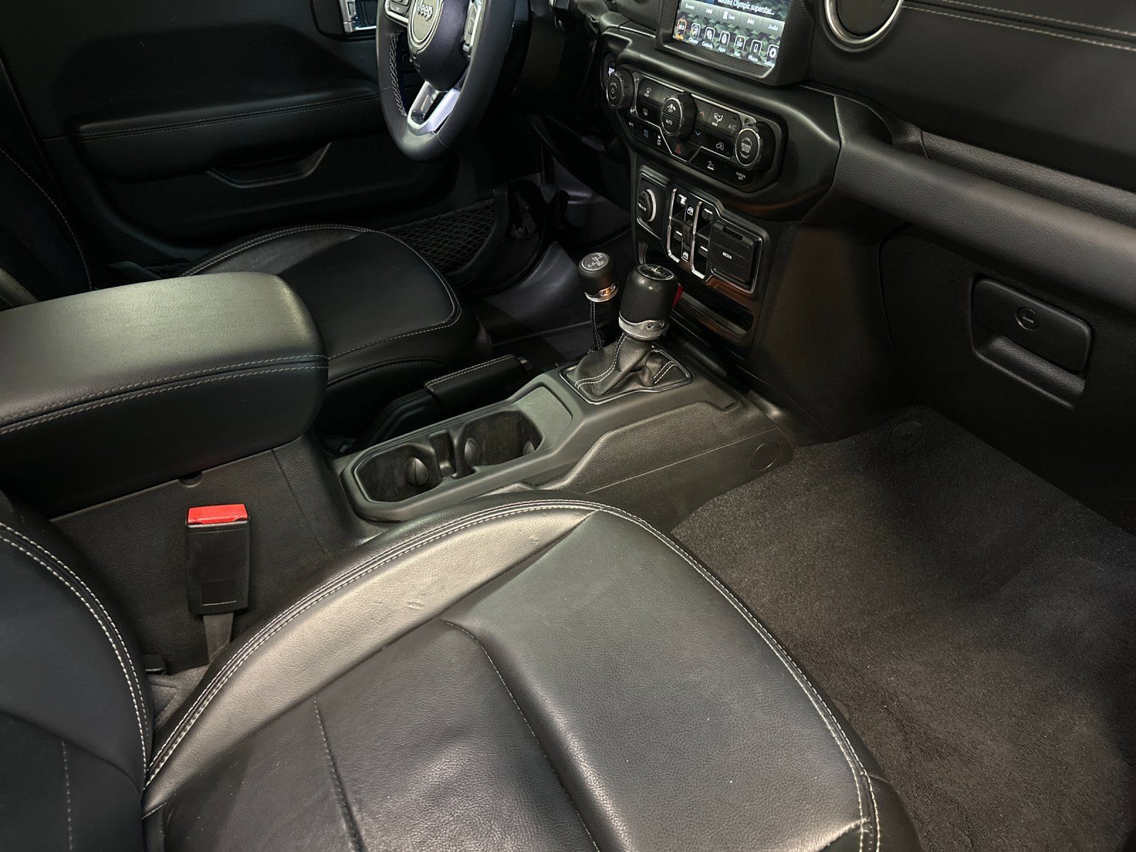 Used 2023 Jeep Wrangler Unlimited Sahara AWD/4WD image 15